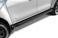 Пороги алюминиевые "Optima Black" 2000 черные Toyota Hilux (2020-2022)