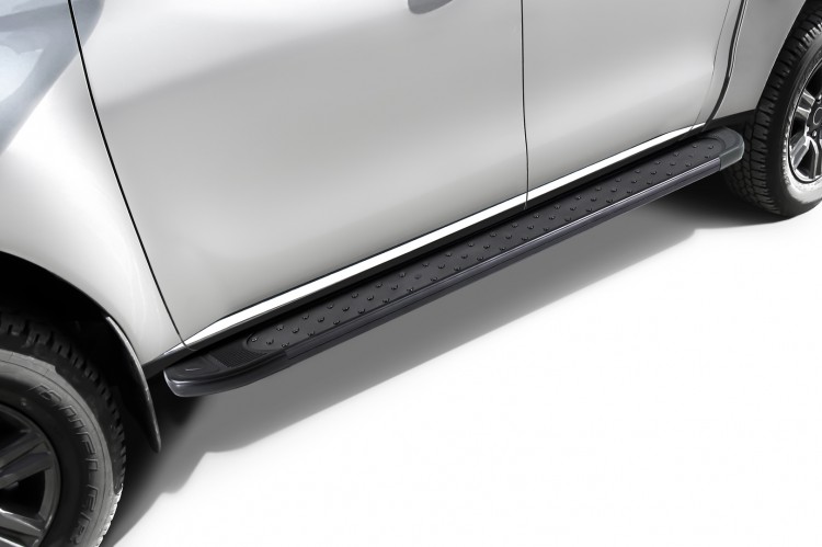 Пороги алюминиевые "Standart Black" 2000 черные Toyota Hilux (2020-2022)